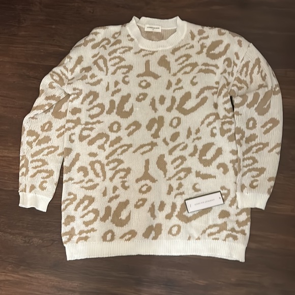 Goodnight Macaron White & Tan Leopard Print Sweater, size M. - Picture 2 of 4